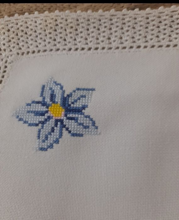 Naperon bordado em ponto de cruz -50 cm x 45 cm