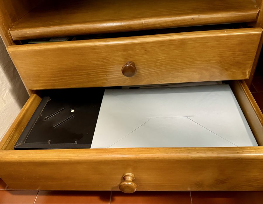 Estante alta em madeira maciça com gavetas – 2m de altura