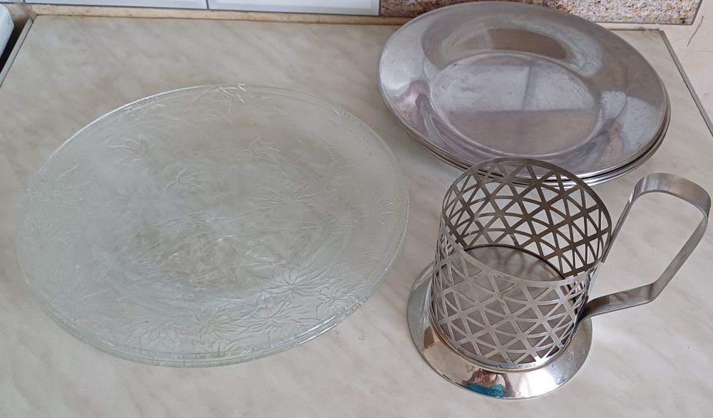 Тарілки скляні плоскі 2 шт і підстаканик. За все 150 грн