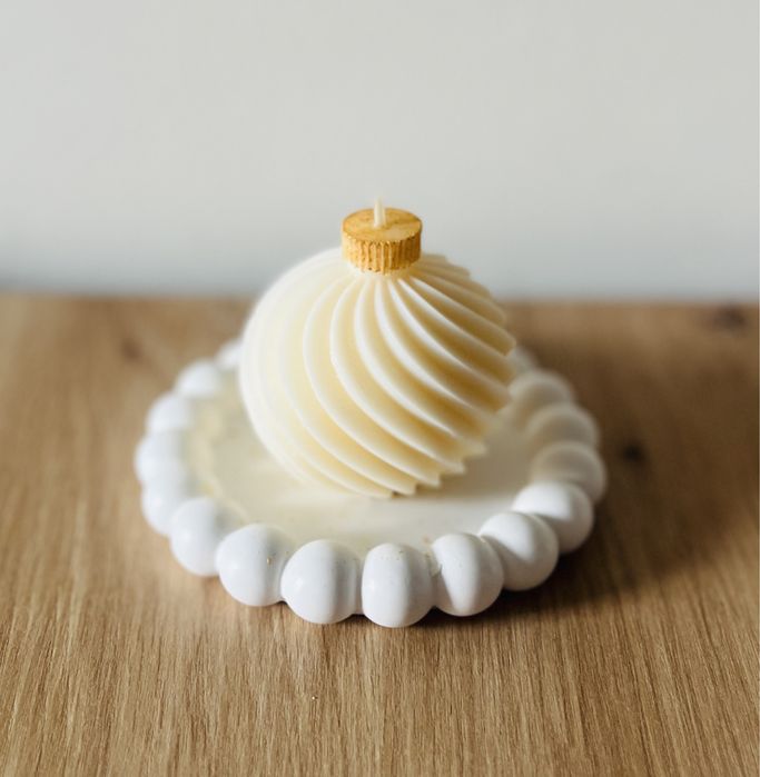 Świeca sojowa dekoracyjna bombka 100 g bezzapachowa