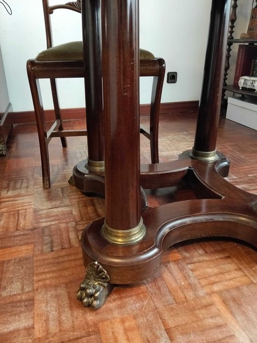 Mesa de jantar redonda e 6 cadeiras estilo Império