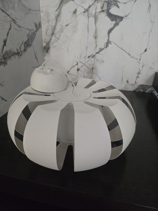 Duża biała metalowa lampa