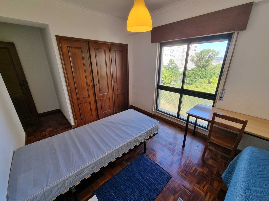 Arrenda-se T3 127 m2 2 WC garagem Sto. António Cavaleiros Loures