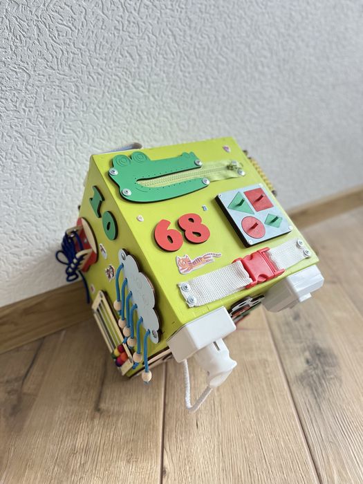 Бізікуб  Бізіборд дитяча іграшка розвиваюча грашка для дітей