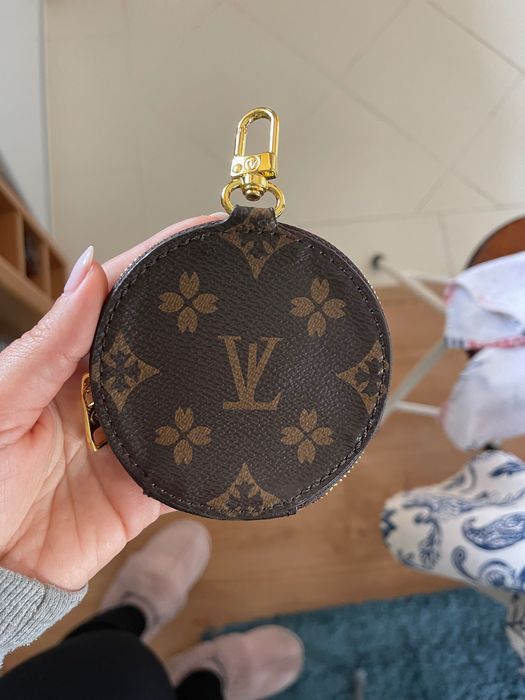 Mala mulher tira colo