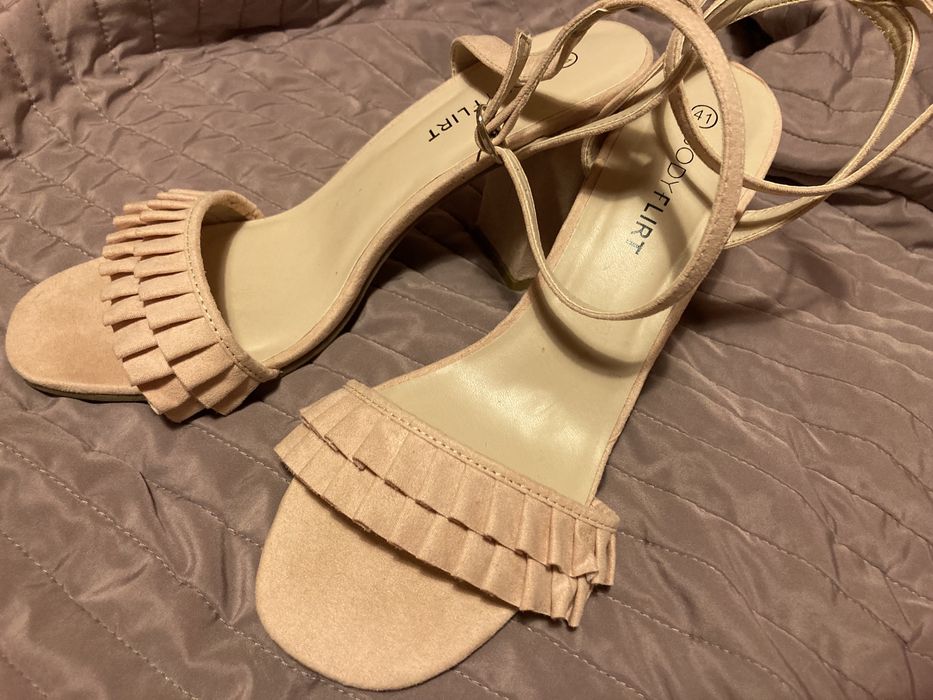 Sandały na obcasie 41