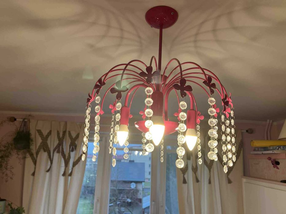 Piękny żyrandol do pokoju dziewczynki