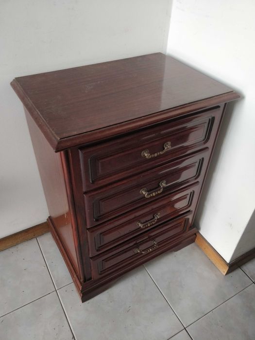 Cómoda em madeira maciça e envernizada