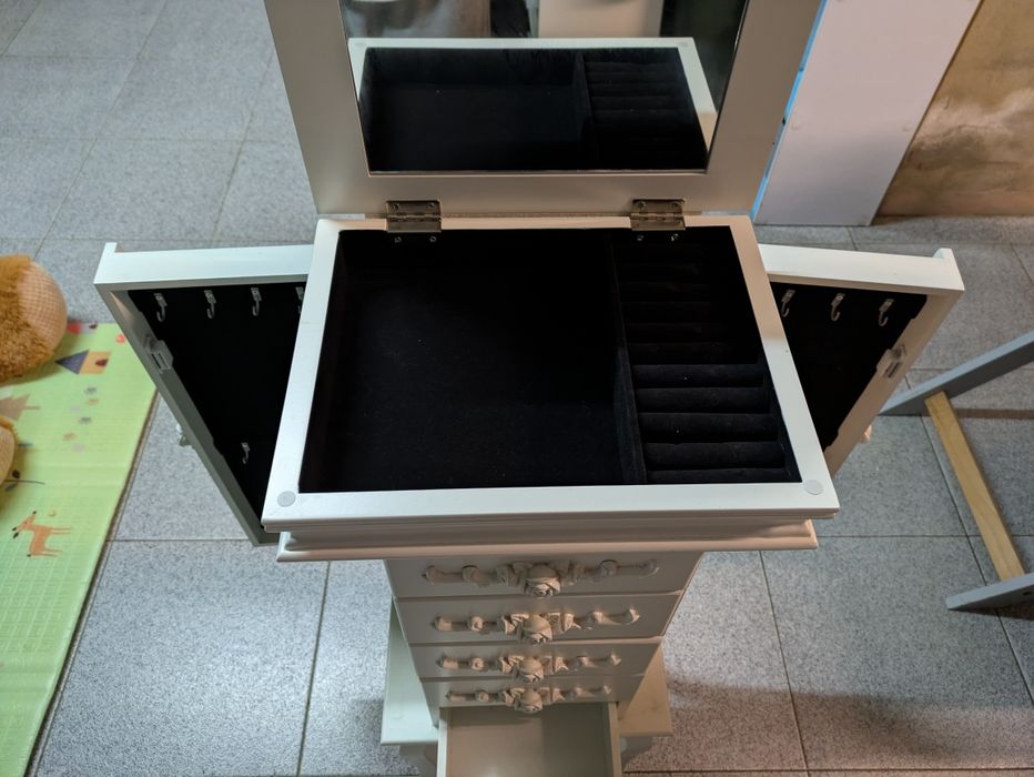 Armário guarda-joias