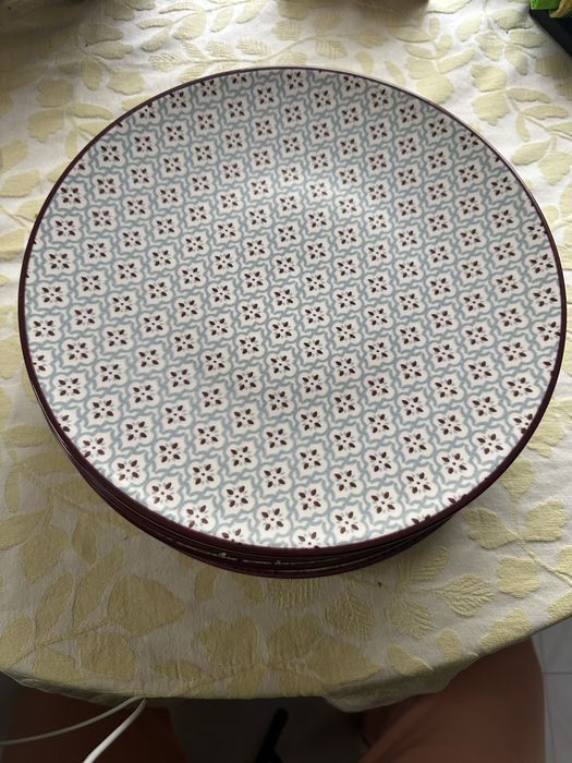 Conjunto Pratos em bom estado