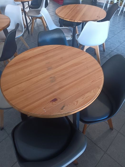 Conjunto de mesas e cadeiras