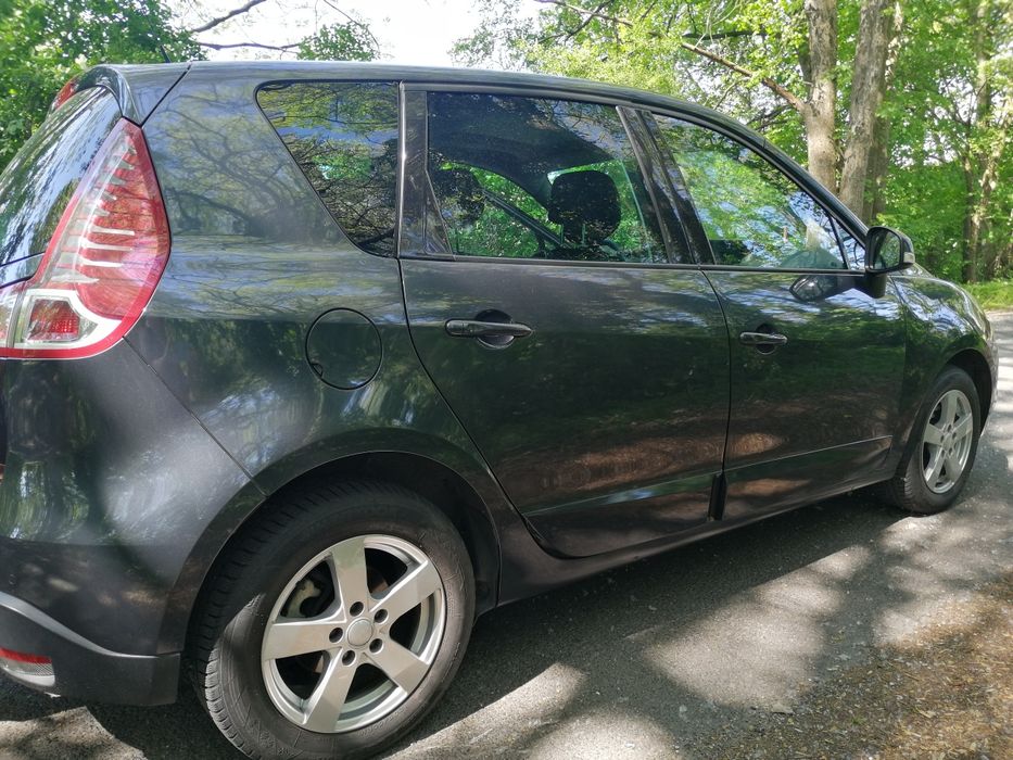 Sprzedaż samochodu renault scenic 3