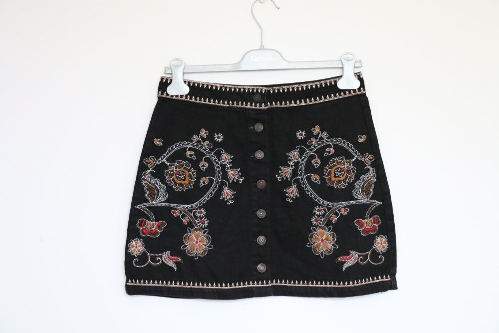 Nowa spódnica z guzikami i wzorem