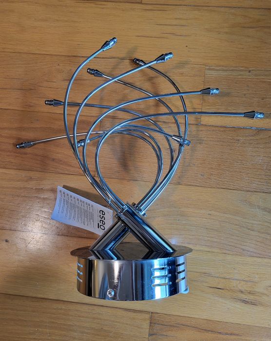 Candeeiro de tecto Eseo novo
O candeeiro cromado possui uma base cir