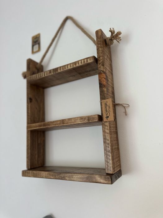 Prateleira artesanal em madeira estilo rustico
