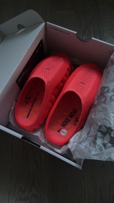nike mind 001 червоного кольору