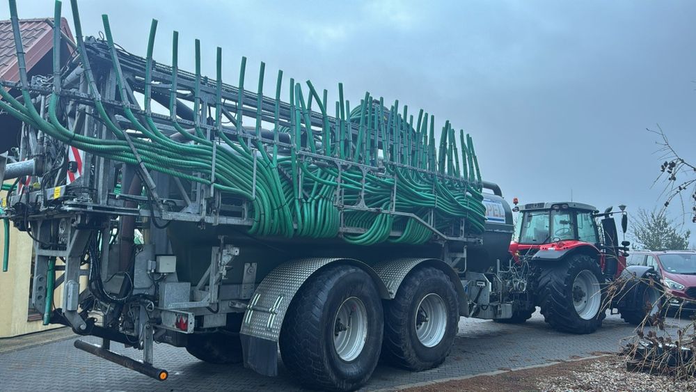 Transport pofermentu I rozlewanie na polu beczką z aplikatorem.