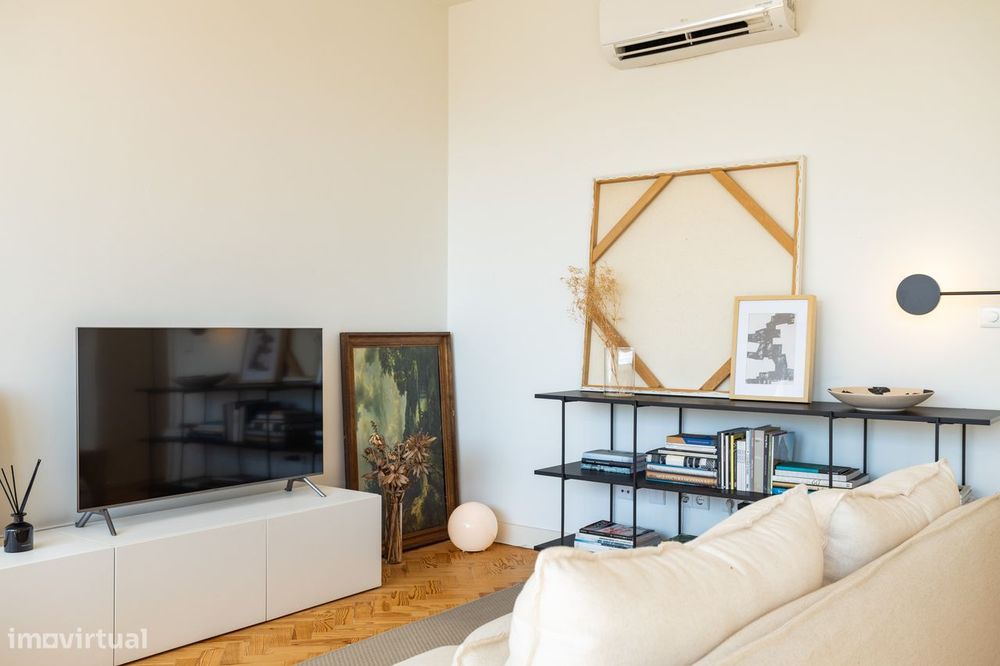 T2 Remodelado por Arquiteto na Ajuda, Mobilado, com Vista Rio e Varand