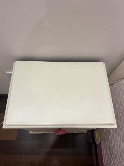 Mesa de cabeceira branca com 4 gavetas
