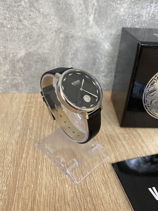 Zegarek damski na skórzanym pasku srebrny elegancki  Versus Versace