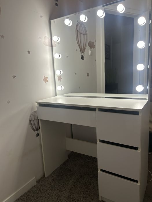 Toaletka do makijażu z lustrem i oświetleniem