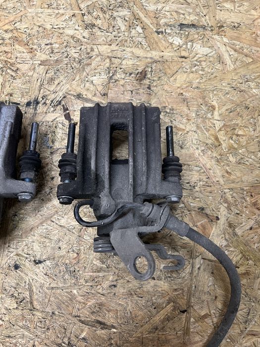 Zacisk hamulcowy vw golf 5 prawy tył TRW