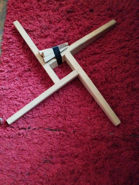 Дерев'яна підставка тримач для ялинки.