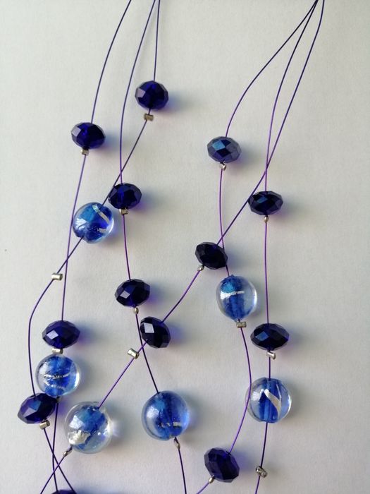 Naszyjnik z koralikami perłowymi.