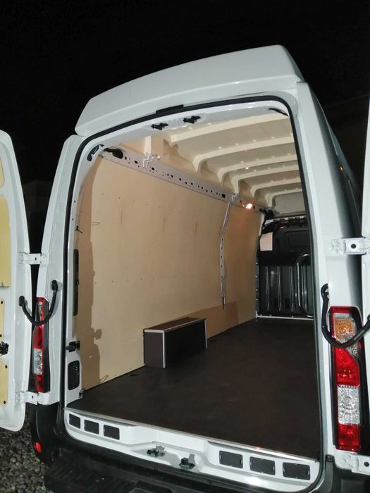 Zabudowa standardowa busa Master Movano ze sklejki KNAUTECH