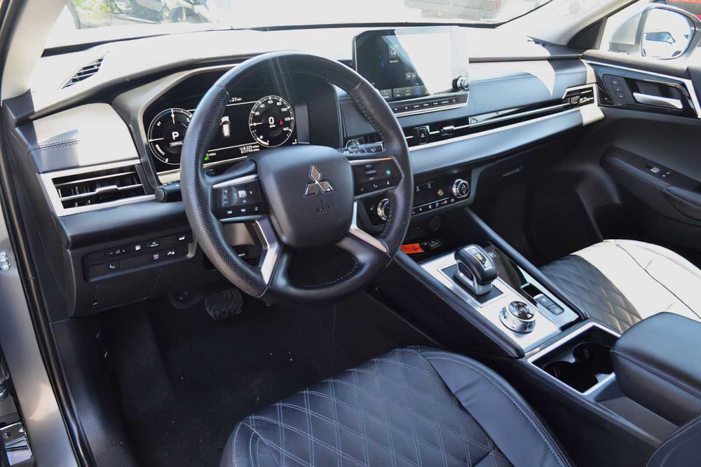 Mitsubishi Outlander PHEV SEL      2023