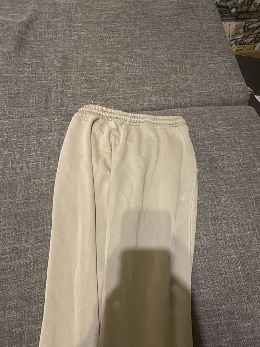 Beżowe dresy z house