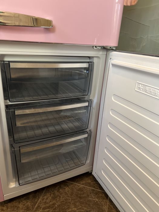 Lodówko zamrażarka retro różowa WOLKENSTEIN KG250