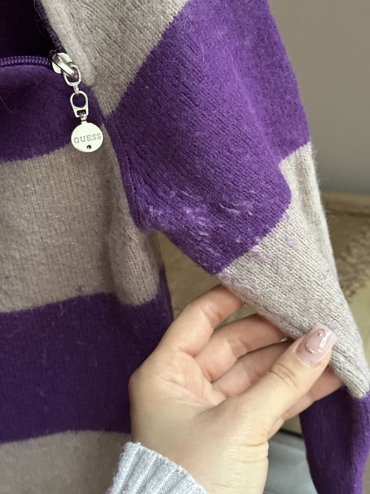 sweter z rękawami reglan marki GUESS
