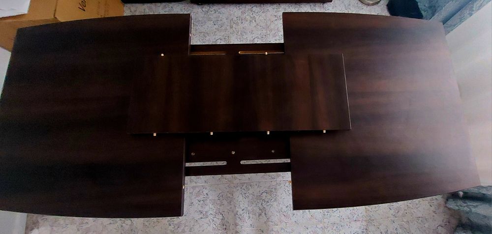 Conjunto de mesa de jantar e quatro cadeiras