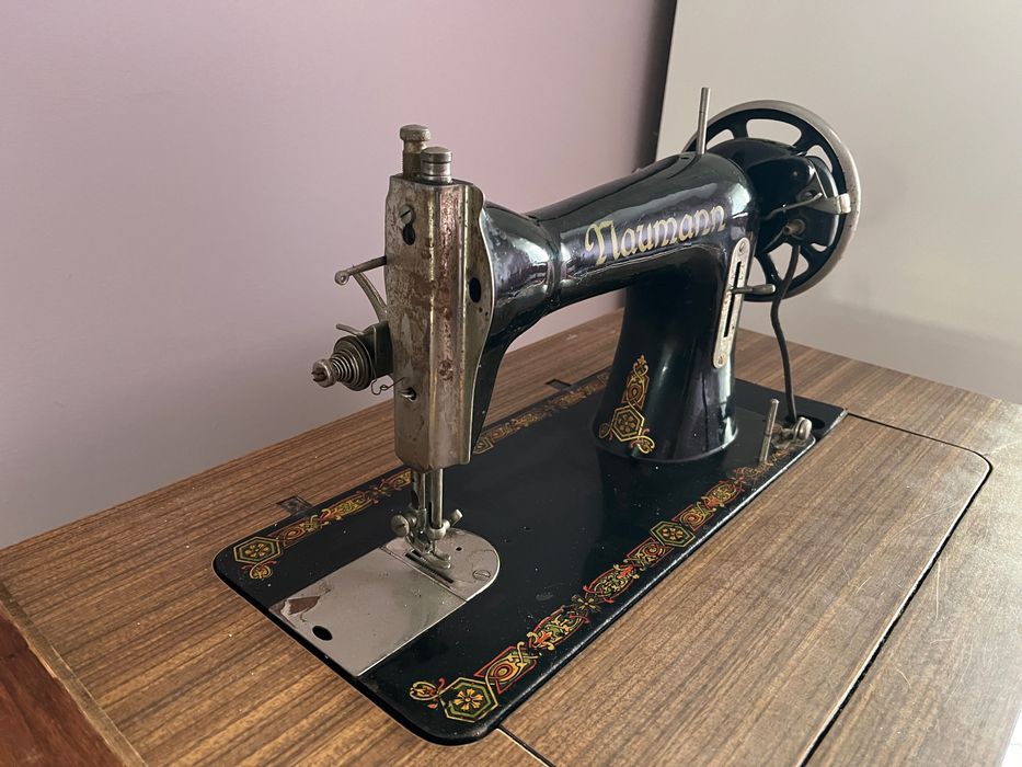 Máquina de Costura Antiga Naumann com Móvel e Pedal Original
