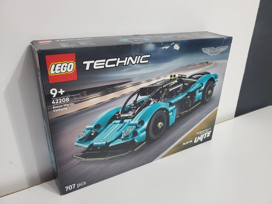Lego Technic 42208 Aston Martin Valkyrie.