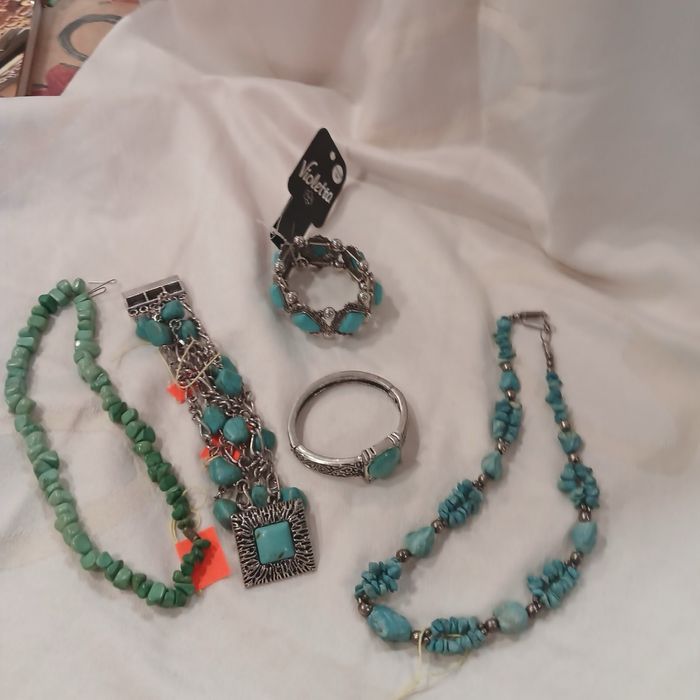 Излелия с бирюзой