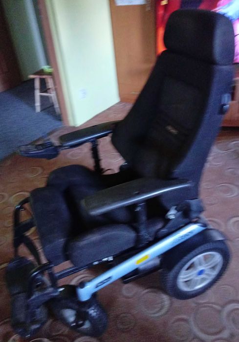 wózek elektryczny dla osoby niepełnosprawnej