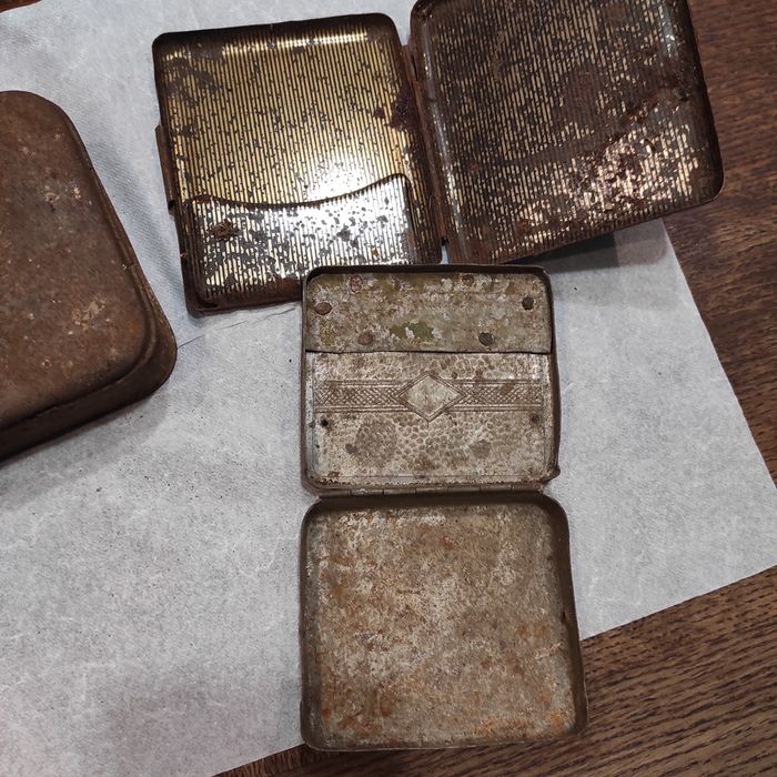 Stare metalowe pojemniki papierośnica