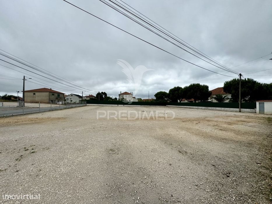 Terreno na Estrada de Leiria situado em Loureira