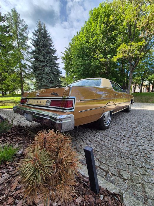 Piękny klasyczny samochód do ślubu