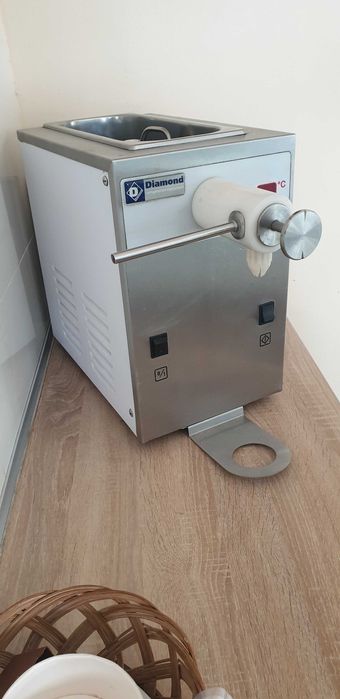 automat do bitej śmietany z przystawką do rurek