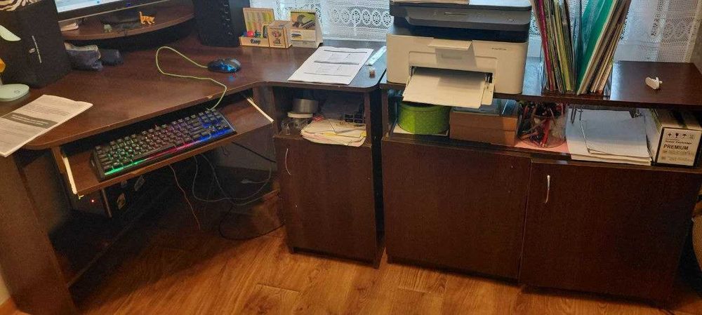 Письмовий комп'ютерний стіл та шафа