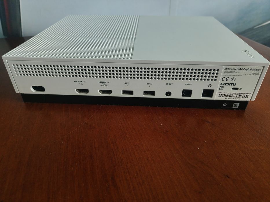 Xbox One S All-Digital 512 GB + 2 pady