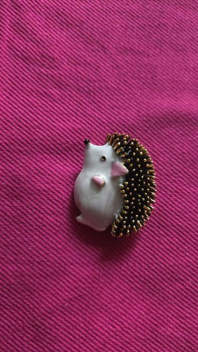 Broszka jeżyk brązowy.