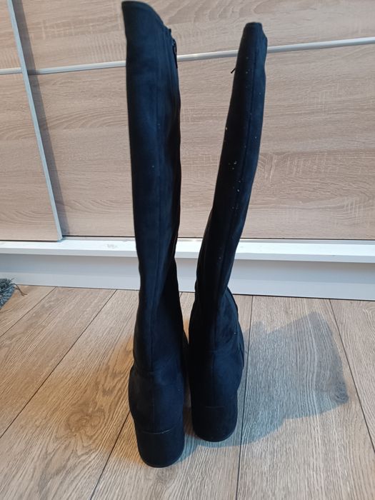 Czarne kozaki na obcasie