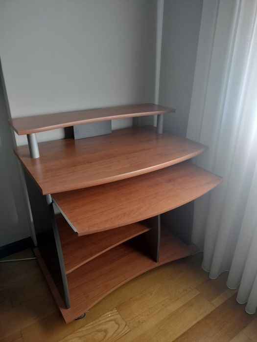 Secretária de escritório para computador