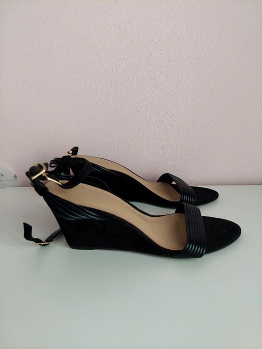 Czarne sandałki na koturnie Charles keith 36