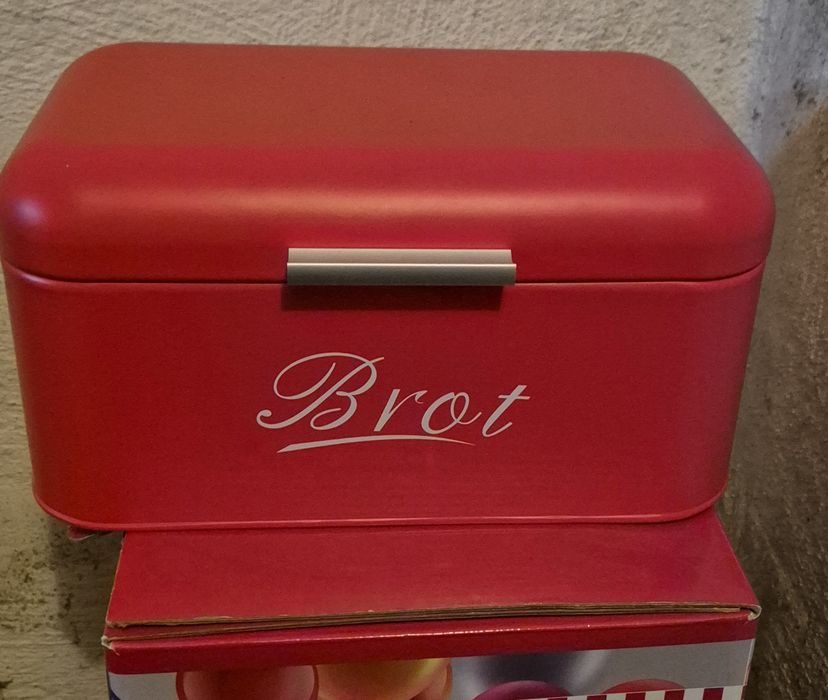 Chlebak czerwony wykonany z metalu.
