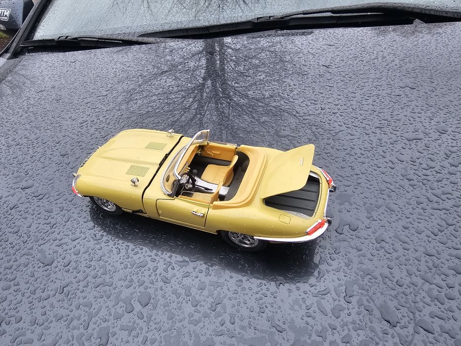 Jaguar e 1/18 в колекцию моделька